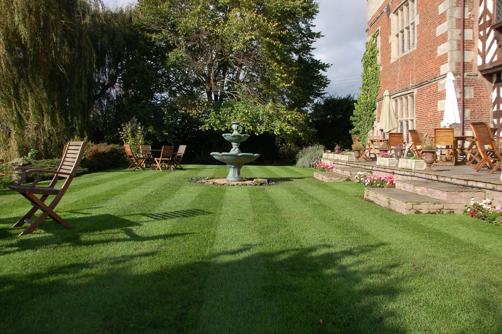 Albright Hussey Manor Hotell Hadnall Exteriör bild